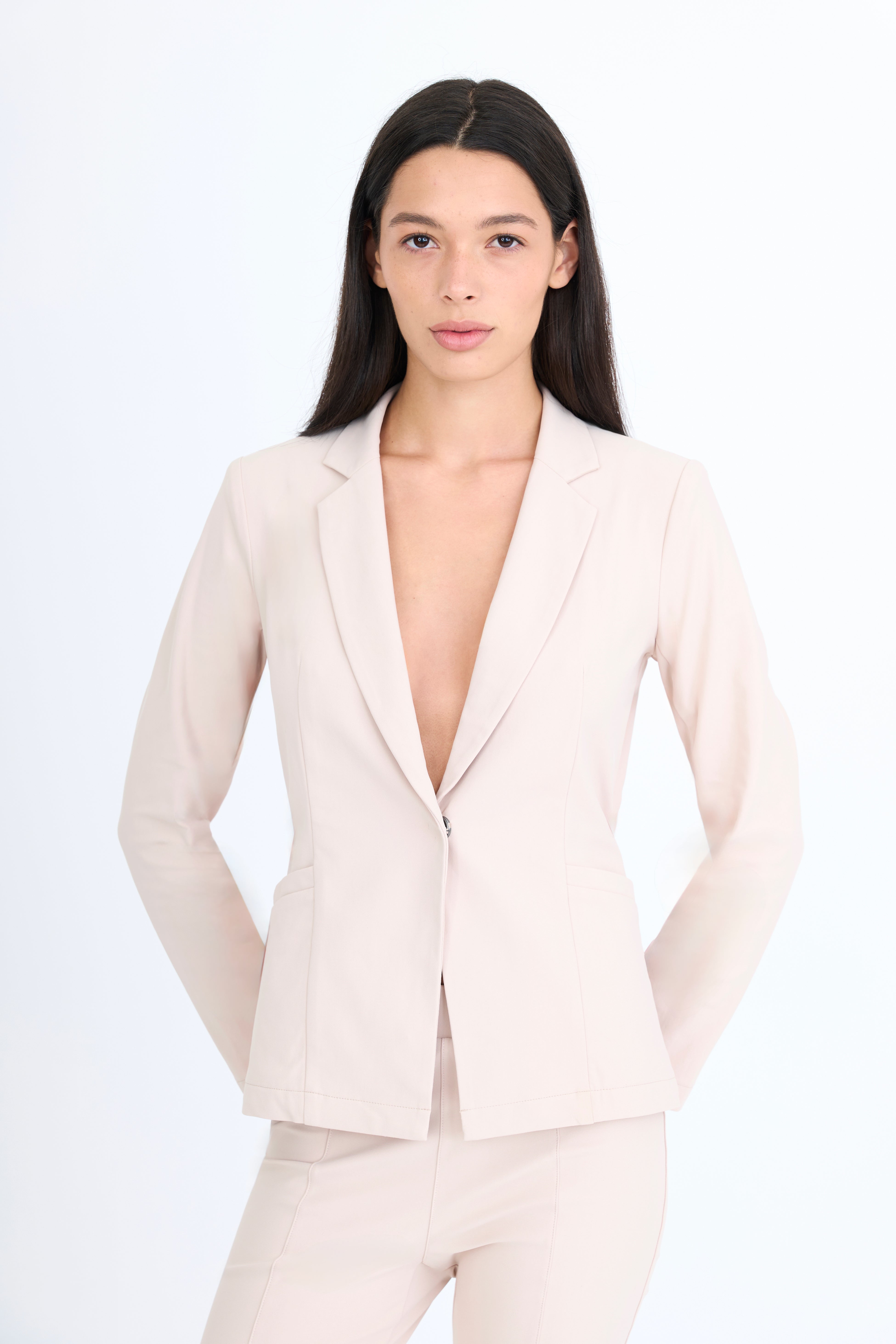 ELARA-WS-HR26